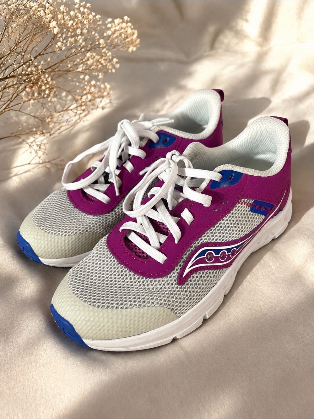 Saucony girls size 3.5 White and Purple Running Sneakers